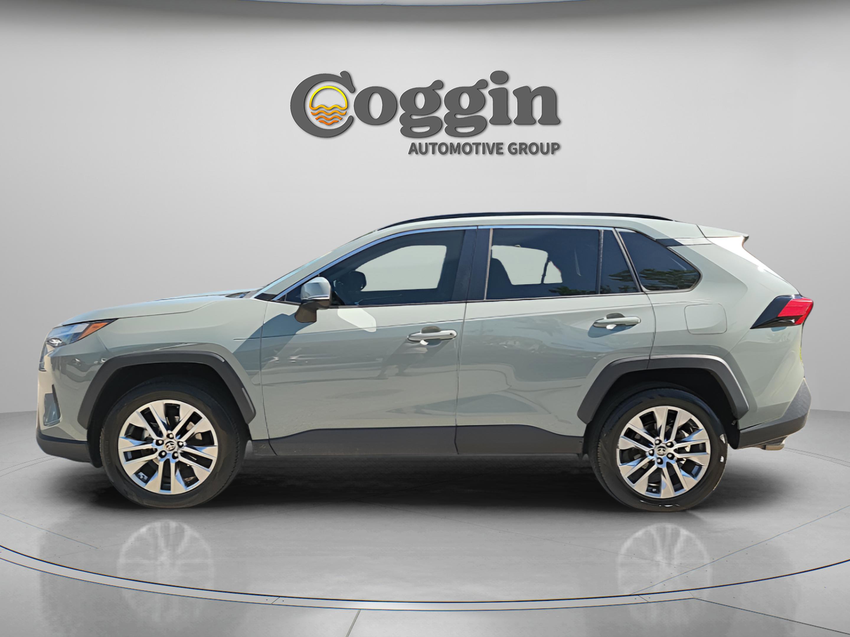 Used 2022 Toyota RAV4 XLE Premium image 3