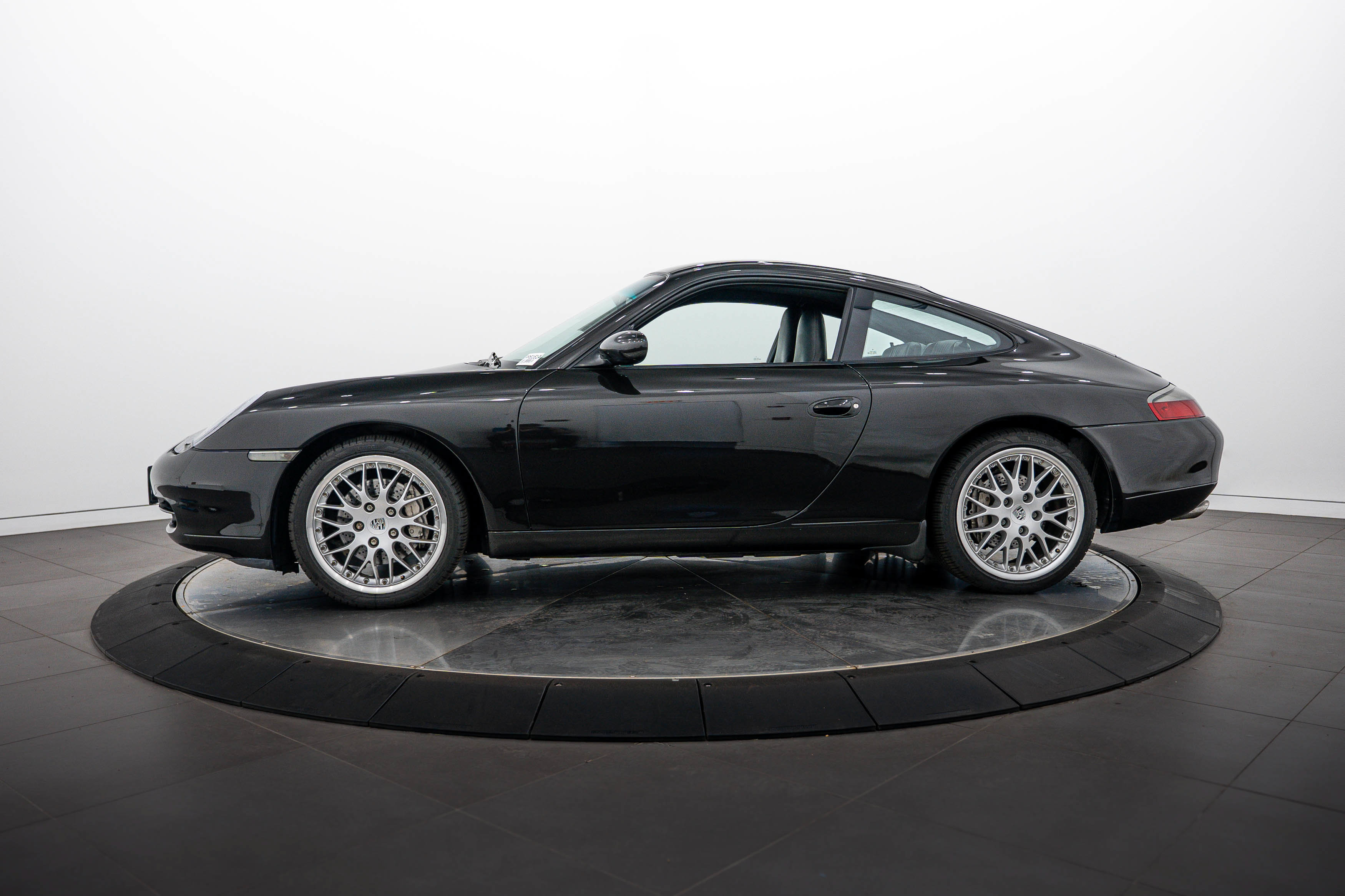 Used 2001 Porsche 911 Carrera 4 AWD/4WD image 2