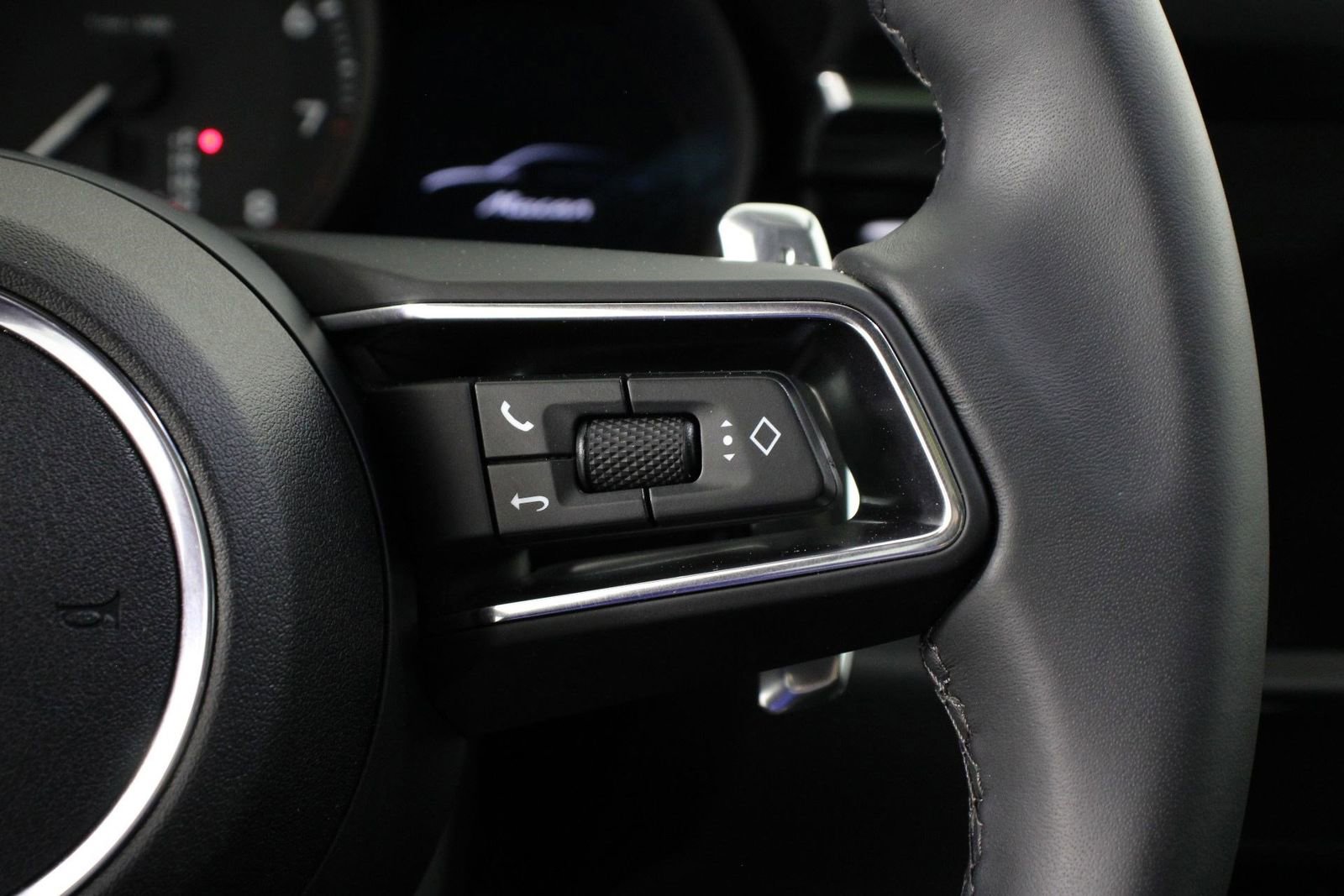 Certified 2025 Porsche Macan image 15