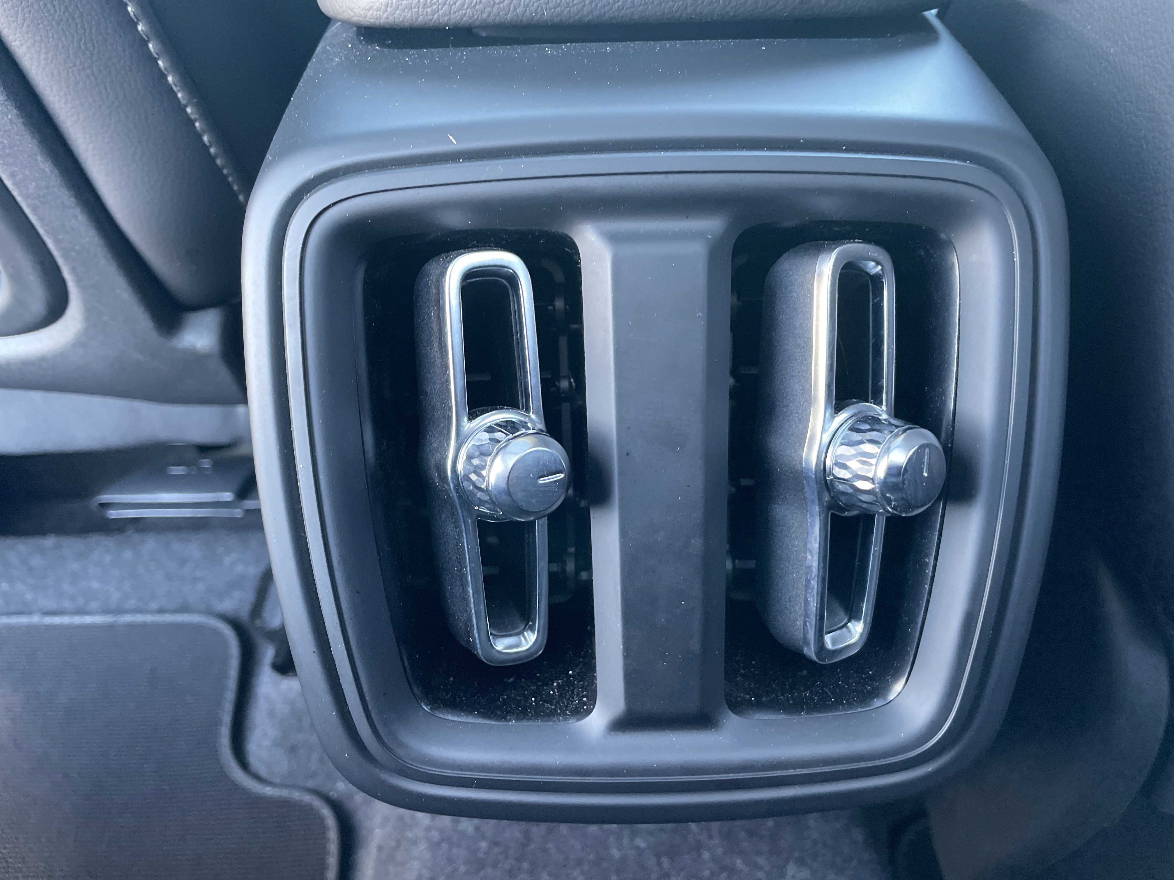 Used 2025 Volvo XC40 B5 Core image 35