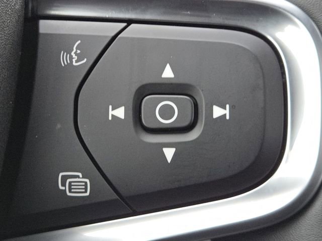 Used 2025 Volvo XC40 B5 Plus image 12