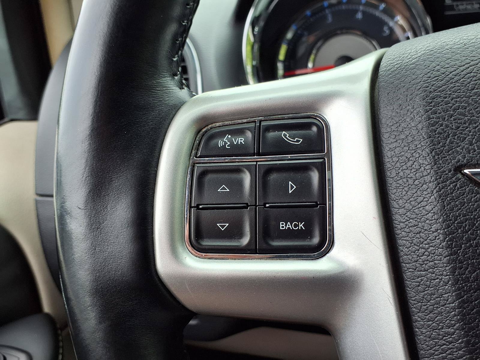 Used 2015 Chrysler Town & Country Touring-L w/ Driver Convenience Group FWD image 11