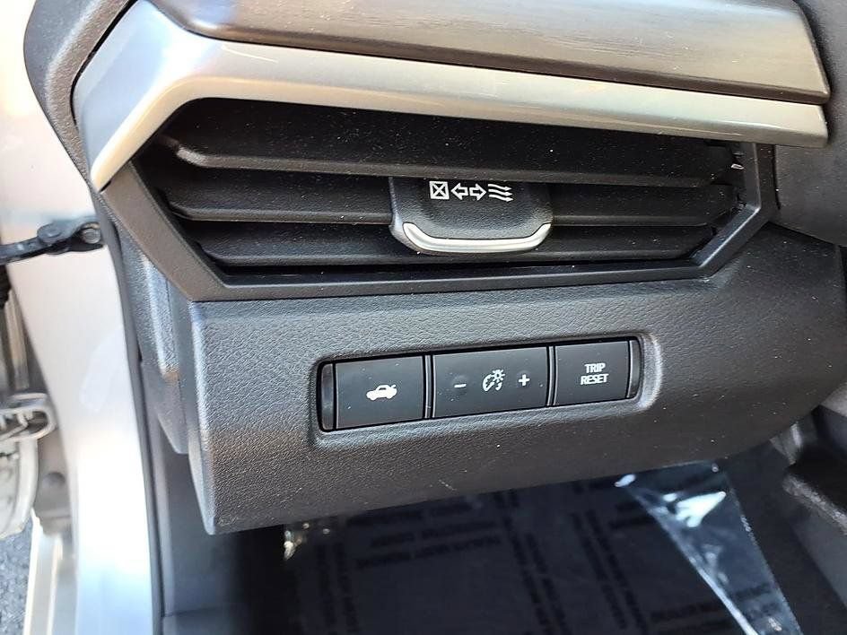 Used 2024 Nissan Altima 2.5 SV AWD/4WD image 13