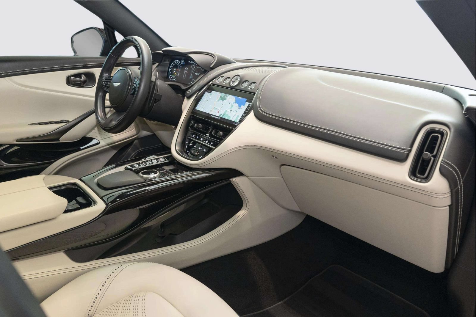 Used 2024 Aston Martin DBX AWD/4WD image 38