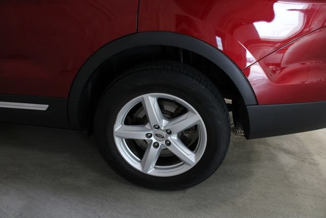 Used 2017 Ford Explorer XLT w/ Equipment Group 202A AWD/4WD image 29