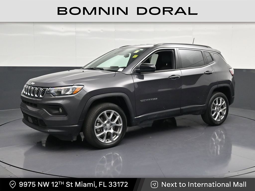 Used 2024 Jeep Compass Latitude AWD/4WD image 1