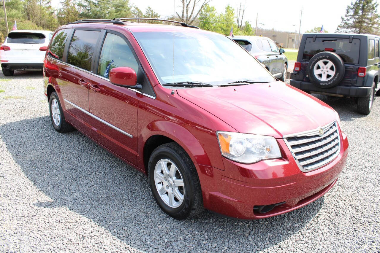 Used 2010 Chrysler Town & Country Touring w/ Entertainment Group #2 FWD image 4