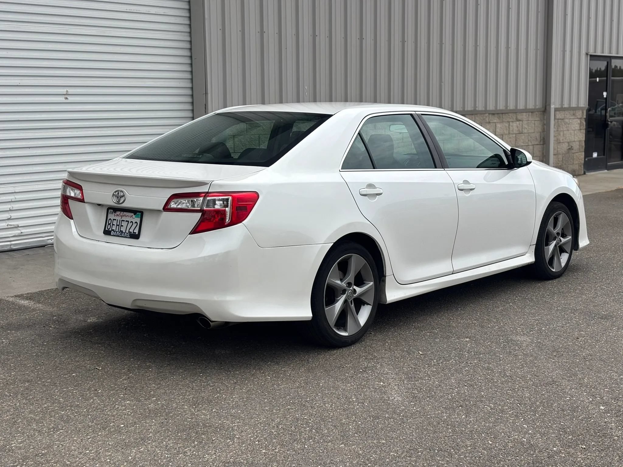 Used 2014 Toyota Camry SE FWD image 2