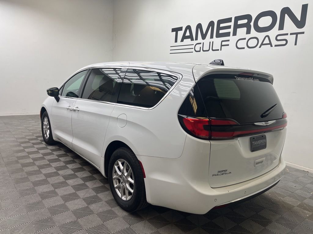 Used 2024 Chrysler Pacifica Touring-L FWD image 8
