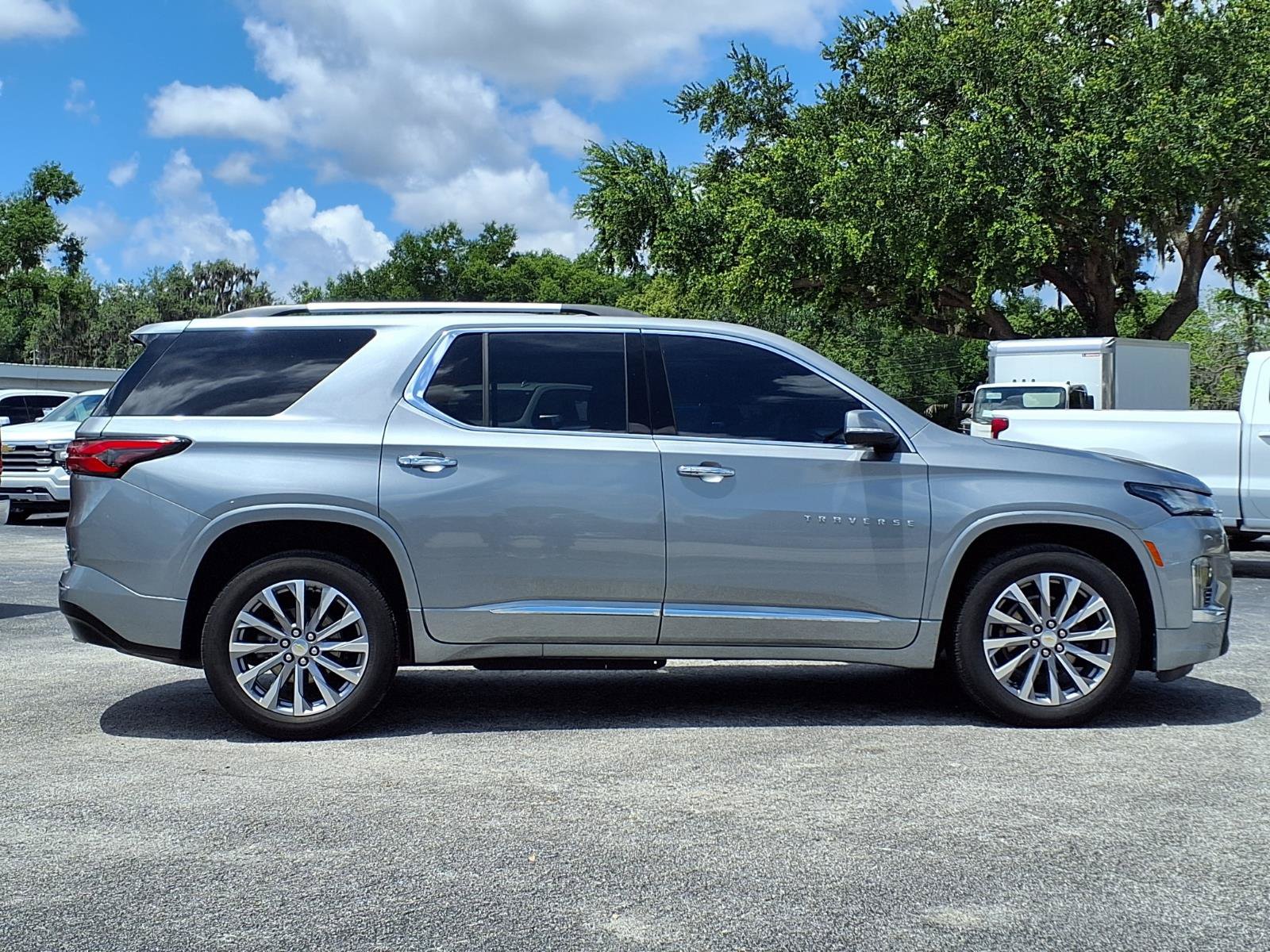 Used 2023 Chevrolet Traverse Premier FWD image 3