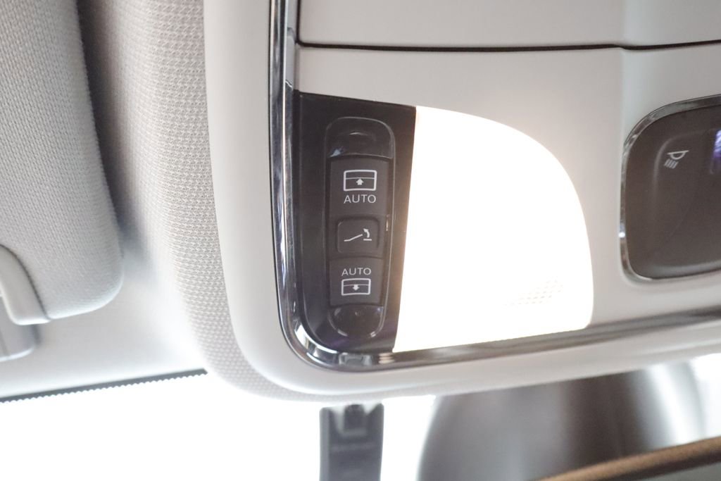 Used 2019 Jeep Cherokee Trailhawk w/ Comfort & Convenience Group AWD/4WD image 34