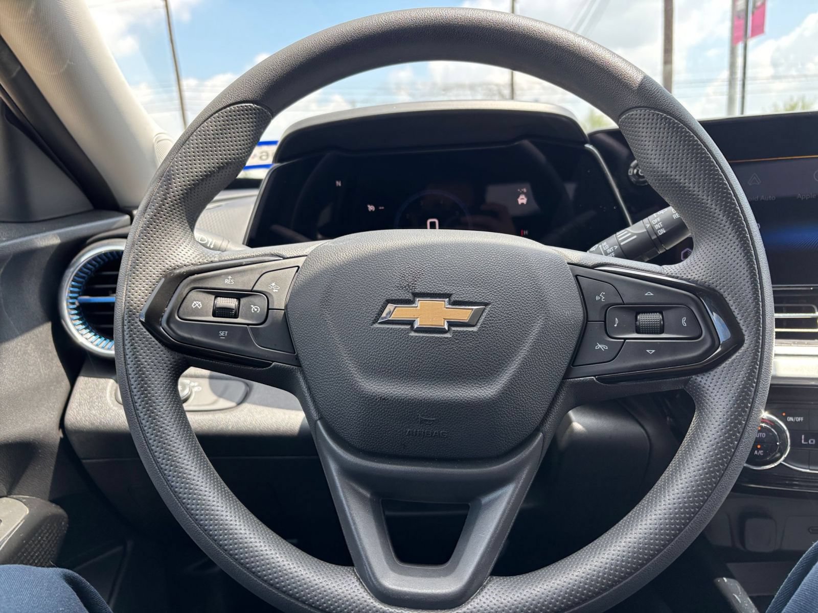 Used 2025 Chevrolet Trax LT FWD image 27