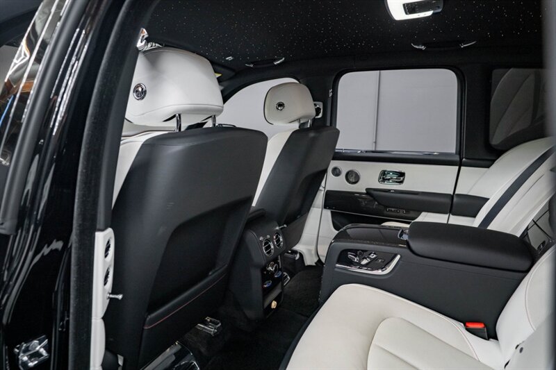 Used 2023 Rolls-Royce Cullinan Black Badge w/ Dark Exterior Package AWD/4WD image 25