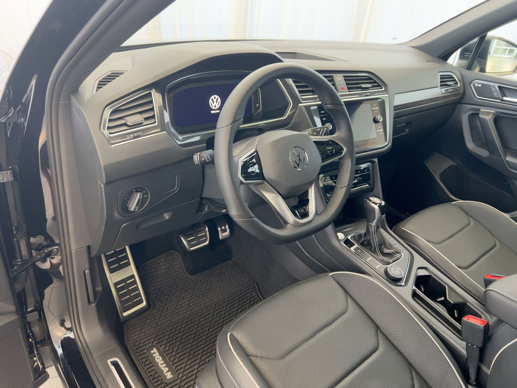 Certified 2023 Volkswagen Tiguan SEL R-Line image 4