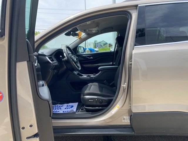 Used 2022 GMC Acadia SLE w/ Driver Convenience Package FWD image 11