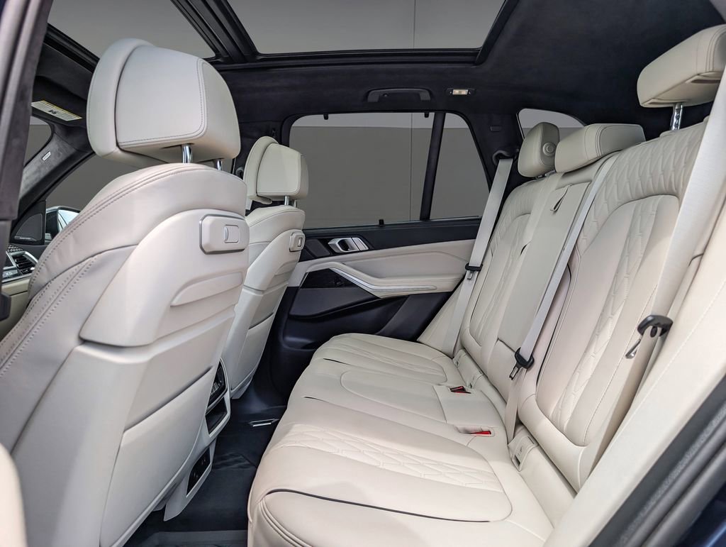 Used 2025 BMW X5 xDrive40i w/ Executive Package image 16