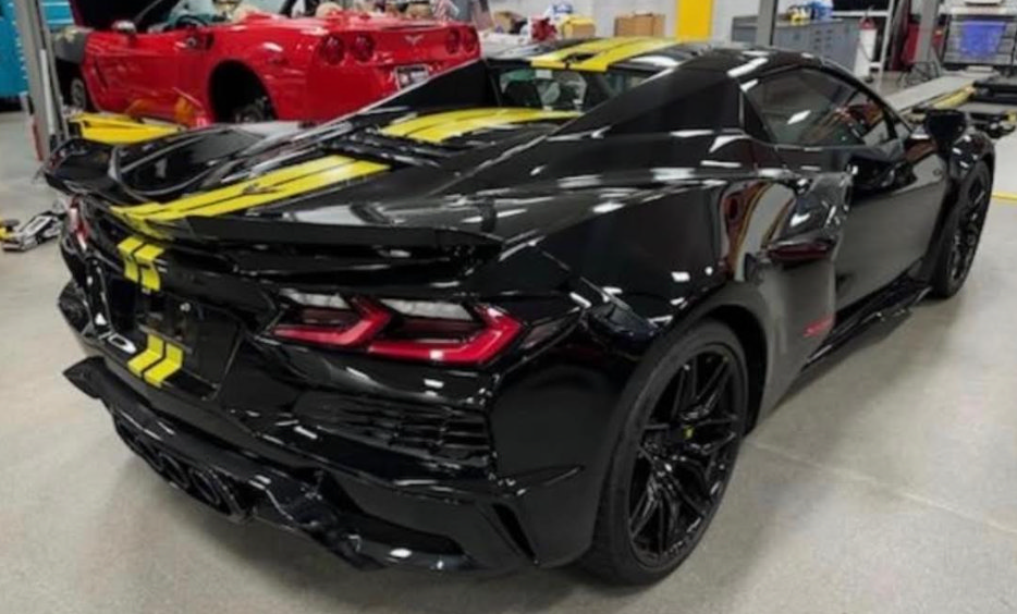 Used 2023 Chevrolet Corvette Z06 w/ Stealth Interior Trim Package RWD image 2