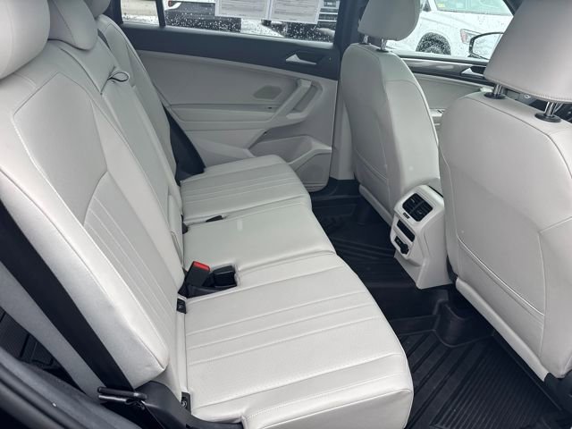 Certified 2022 Volkswagen Tiguan SE R-Line image 32