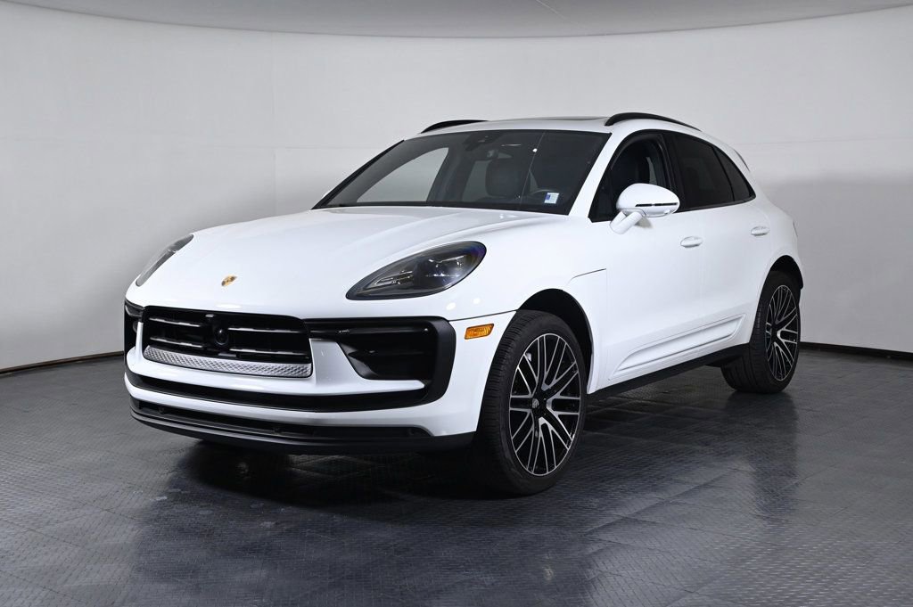 Certified 2025 Porsche Macan image 1