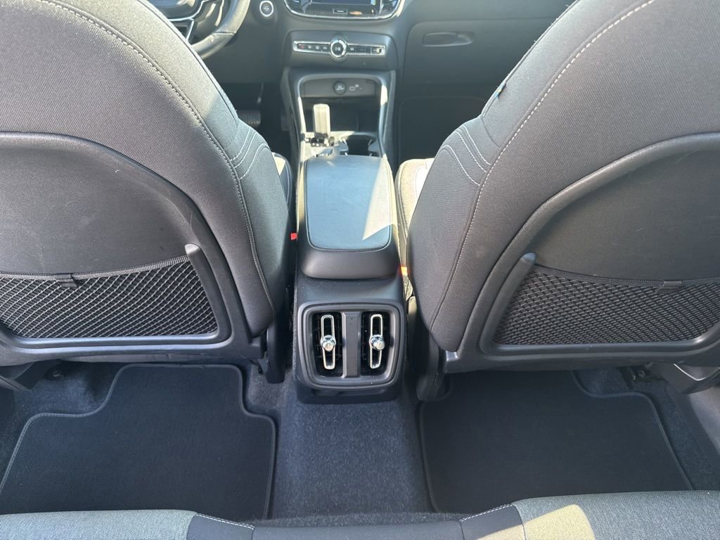 Used 2024 Volvo XC40 B5 Core image 34