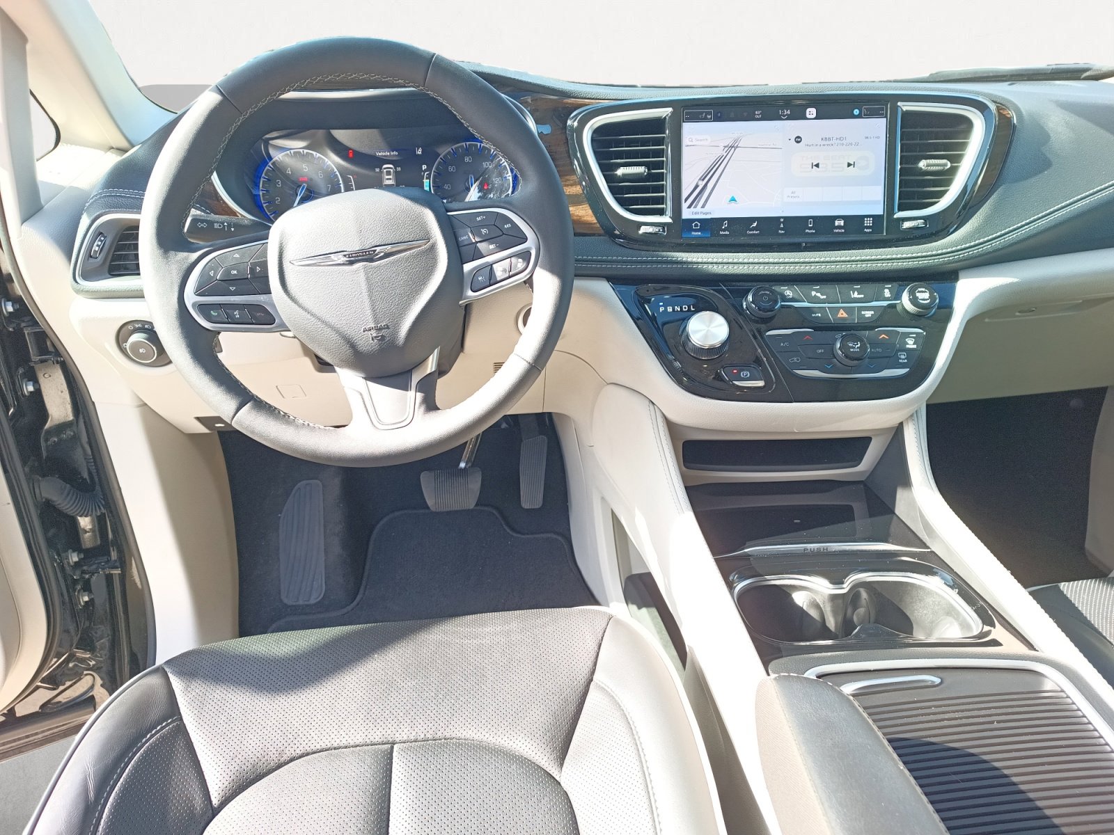 Certified 2024 Chrysler Pacifica Limited image 3