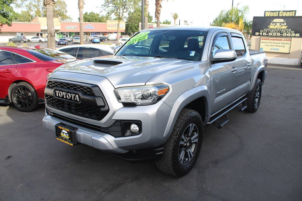 Used 2017 Toyota Tacoma TRD Sport w/ Tow Package RWD image 4