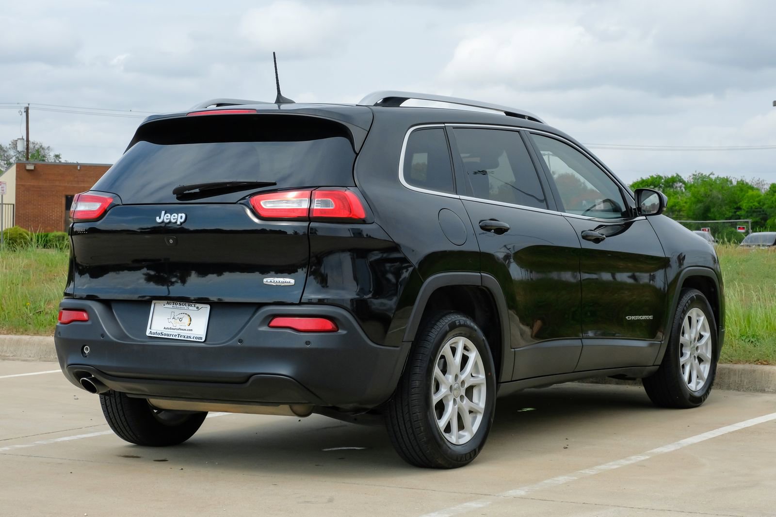 Used 2017 Jeep Cherokee Latitude w/ Safety/Convenience Group image 9