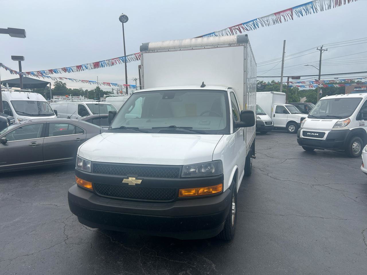 Used 2021 Chevrolet Express 3500 RWD image 2