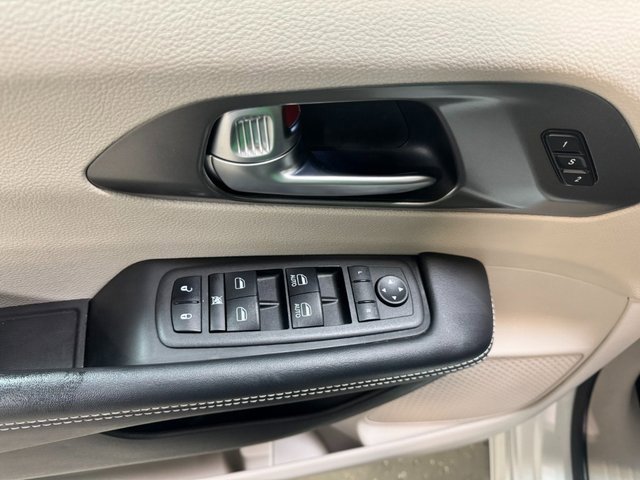 Used 2024 Chrysler Pacifica Touring-L image 12