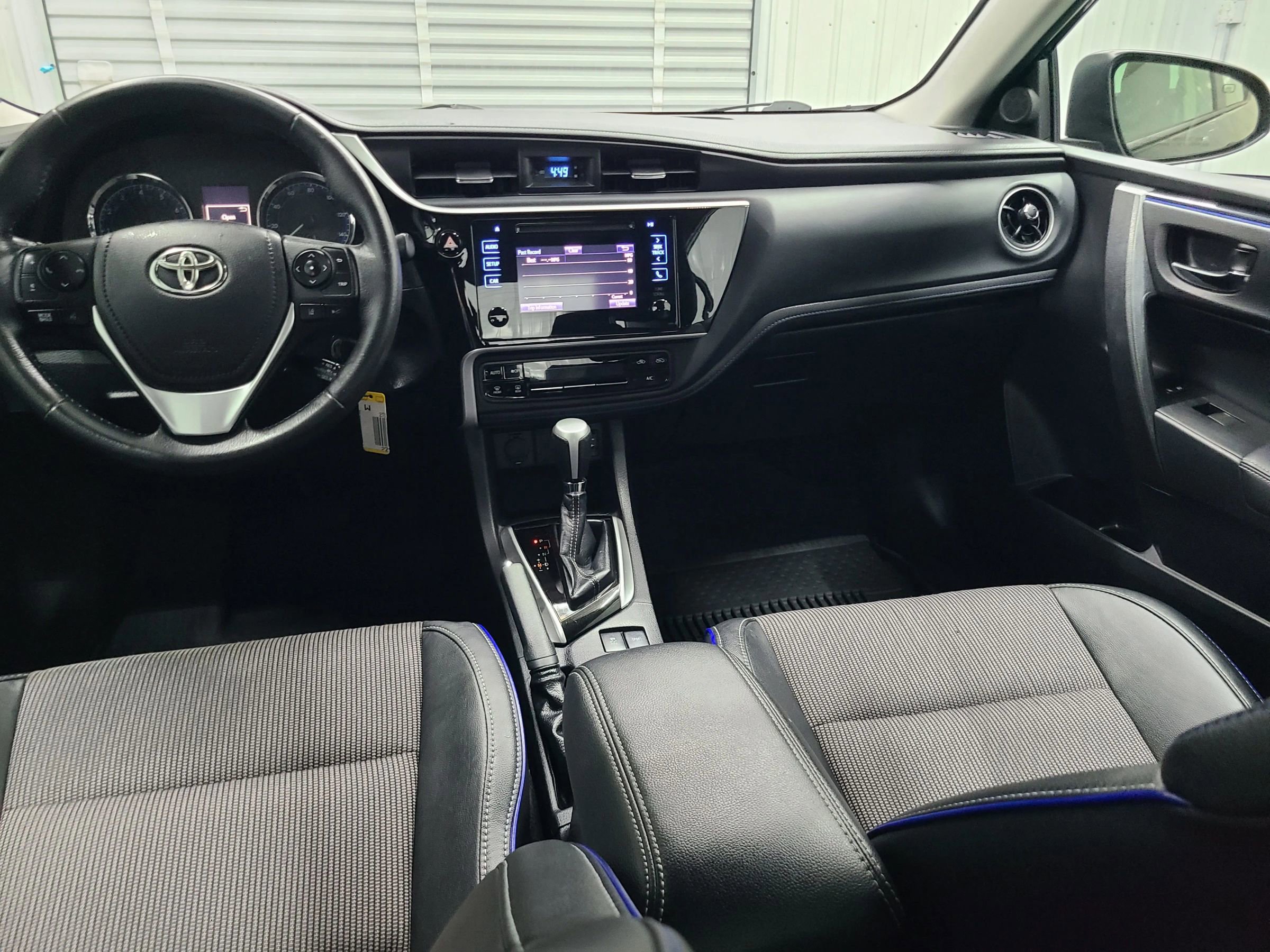 Used 2018 Toyota Corolla SE FWD image 2