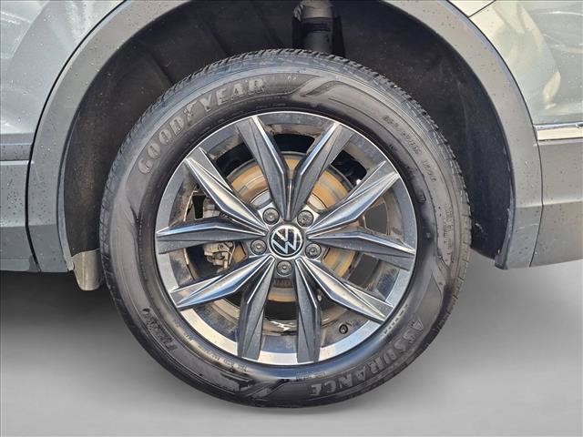Used 2023 Volkswagen Tiguan SE w/ Panoramic Sunroof Package AWD/4WD image 14