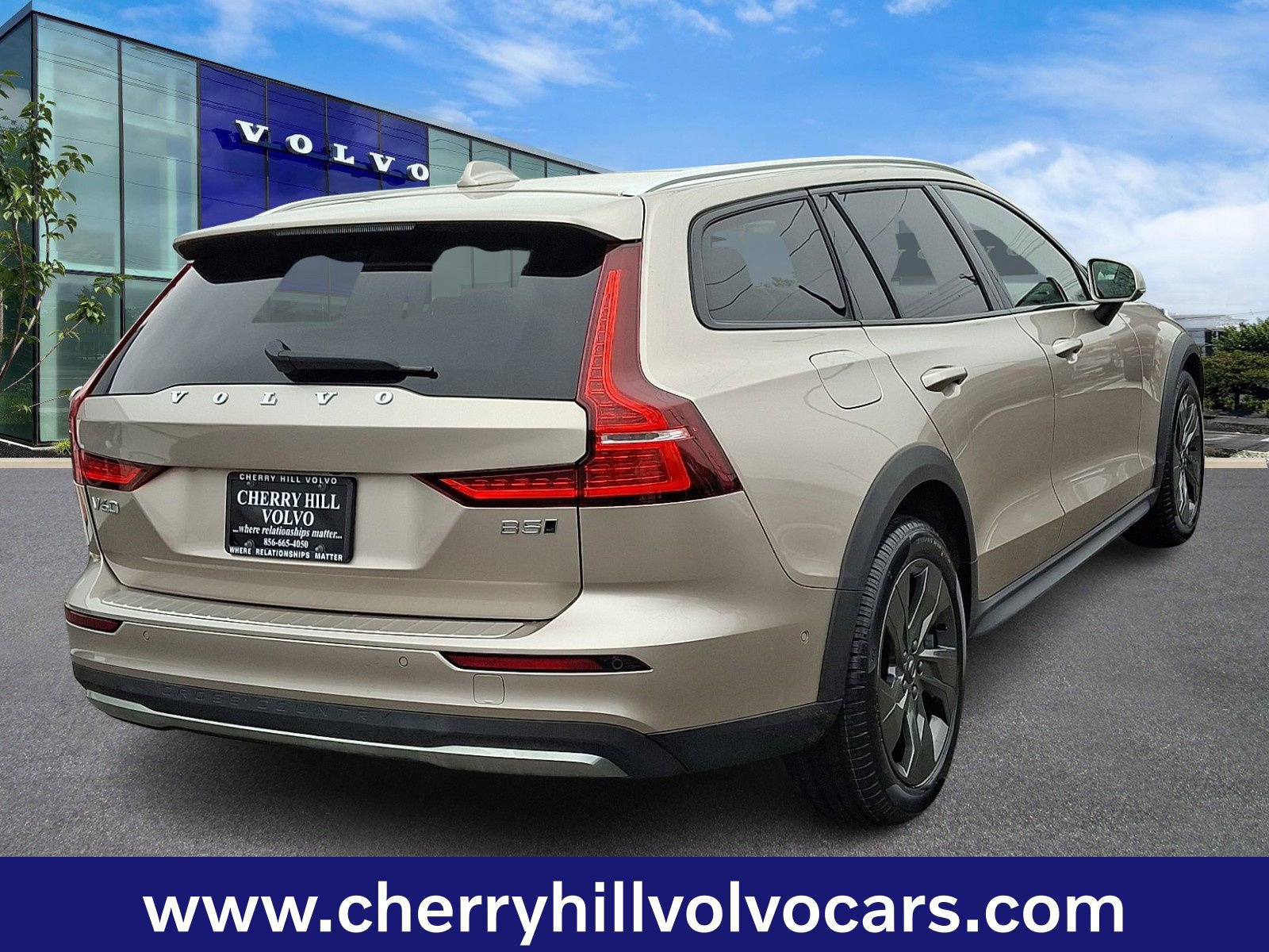 Certified 2023 Volvo V60 B5 Cross Country Plus w/ Protection Package Premier image 7