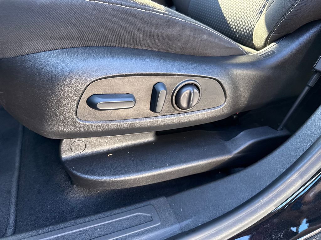 Used 2023 GMC Acadia SLE w/ Driver Convenience Package image 4