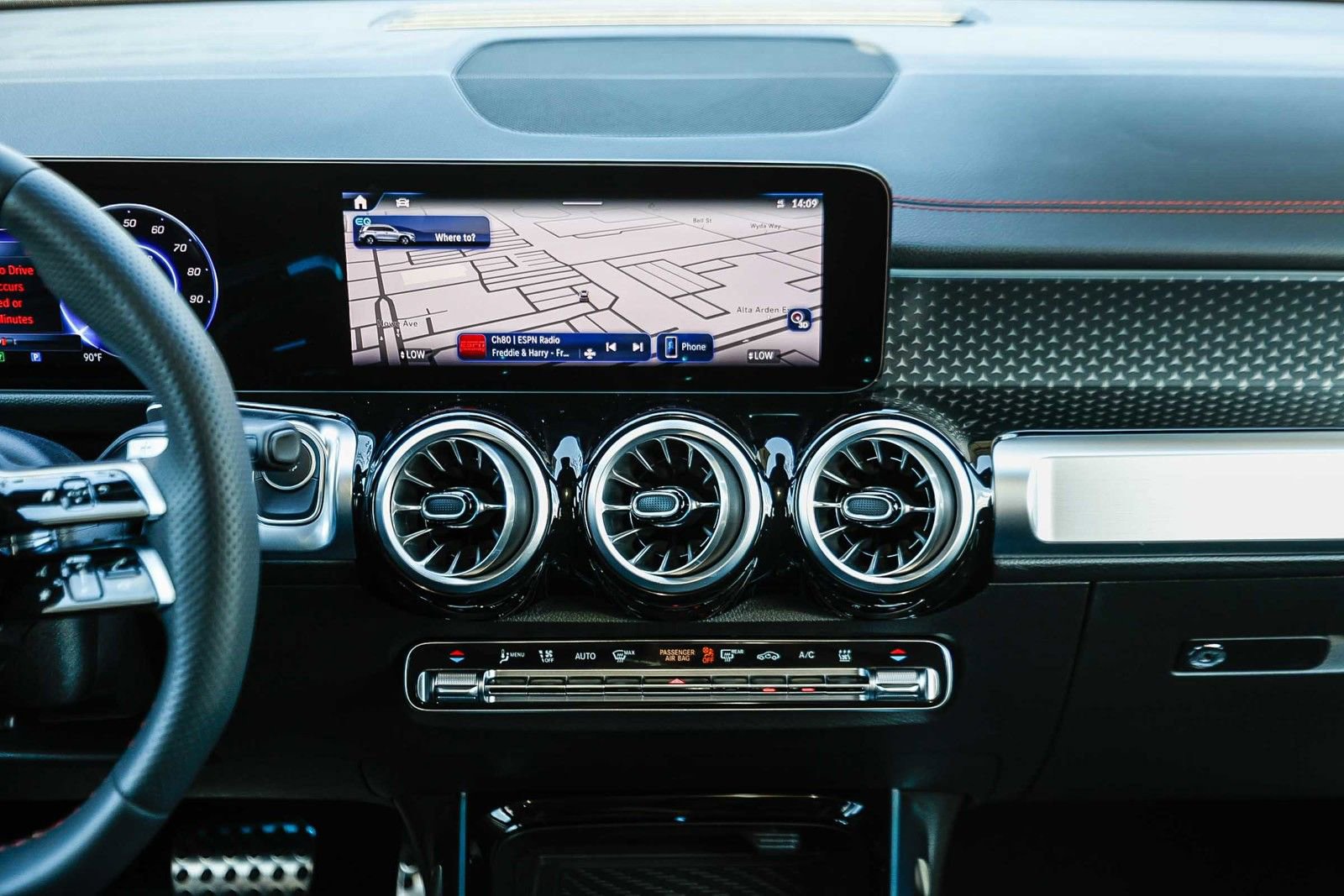 Used 2024 Mercedes-Benz EQB 300 4MATIC image 11