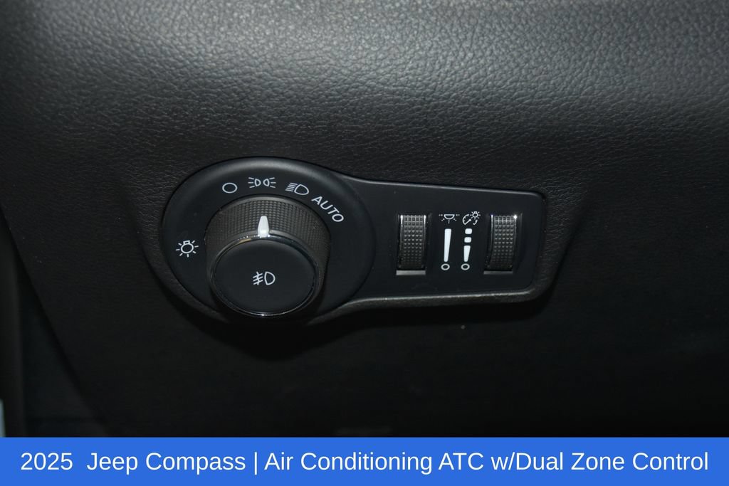 Used 2025 Jeep Compass Latitude w/ Sun & Sound Group AWD/4WD image 8