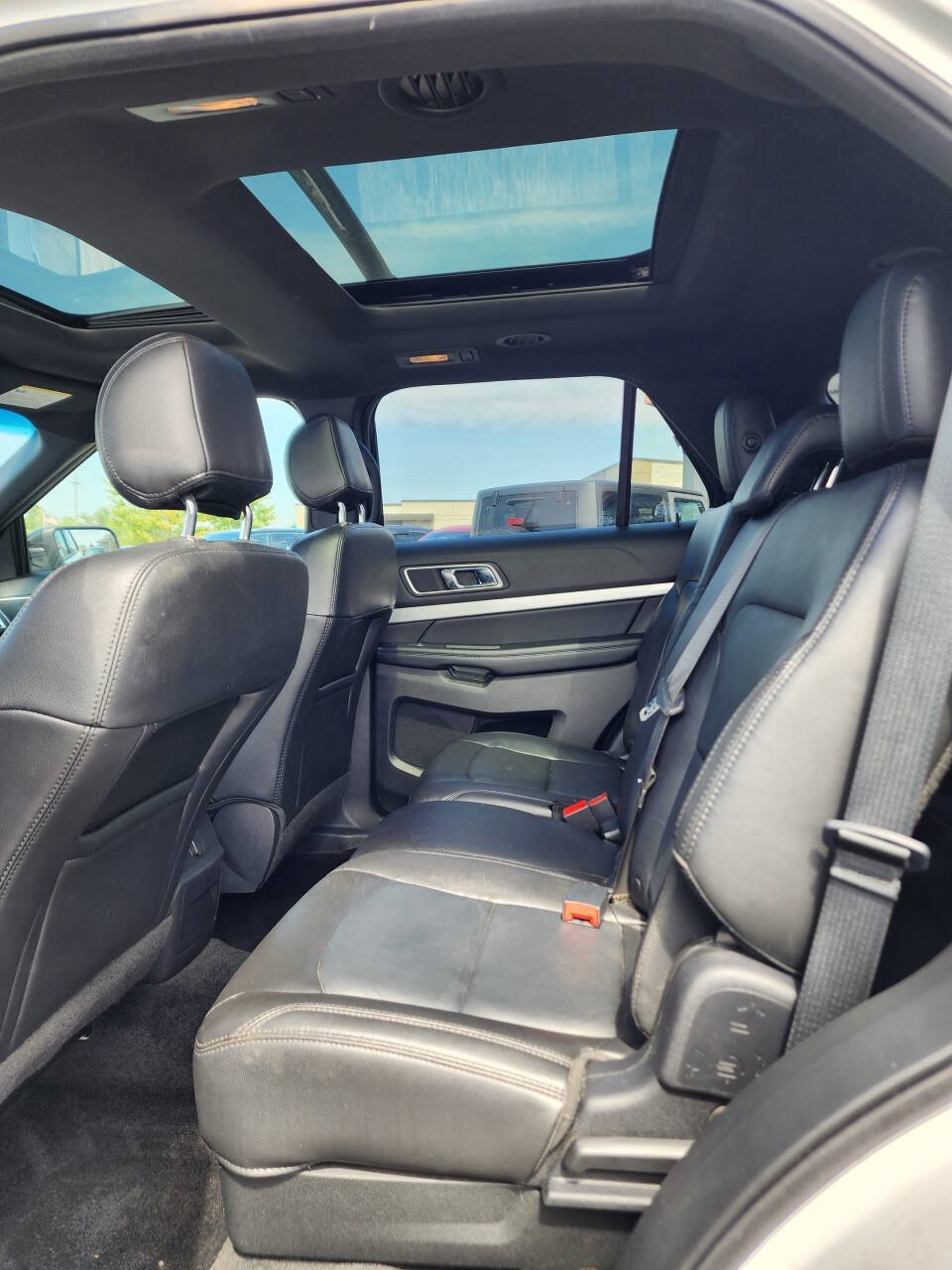 Used 2017 Ford Explorer XLT w/ Equipment Group 202A AWD/4WD image 17