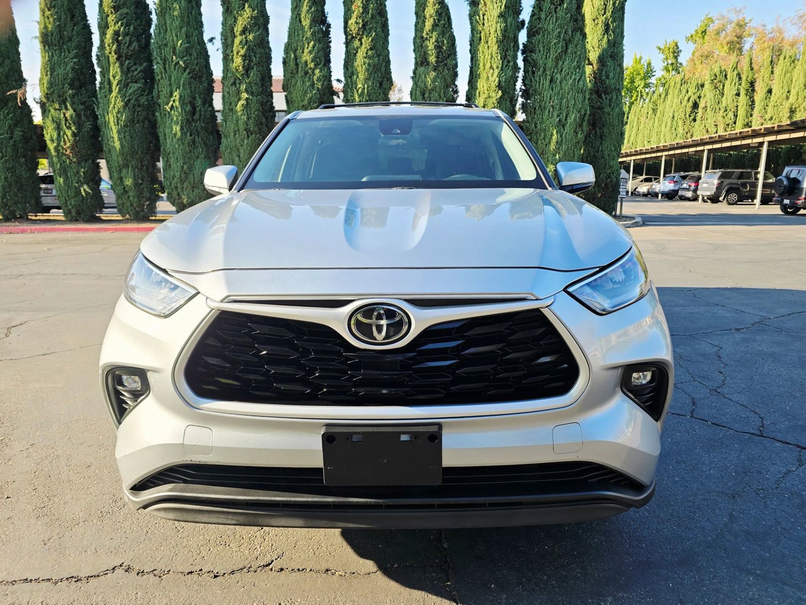 Used 2020 Toyota Highlander LE FWD image 2