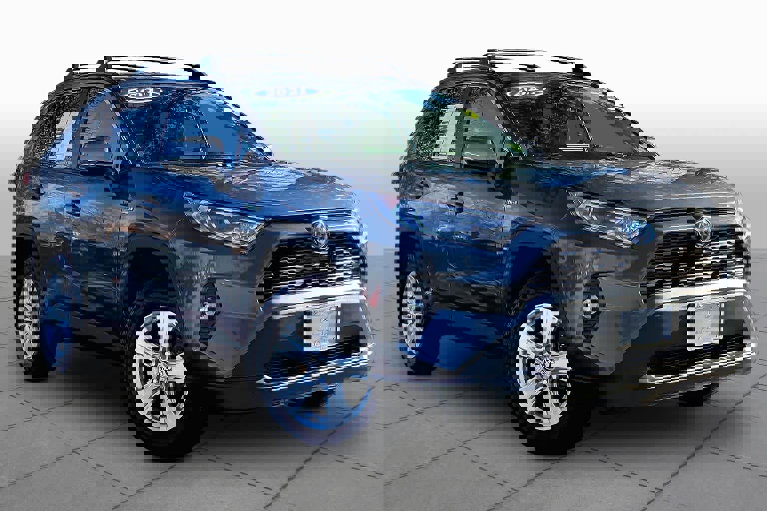 Used 2021 Toyota RAV4 XLE w/ Convenience Package AWD/4WD image 3