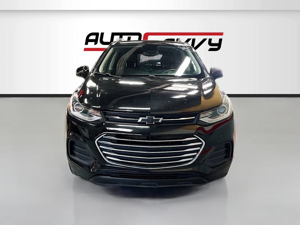 Used 2022 Chevrolet Trax LT w/ Premium Seat Package AWD/4WD image 2