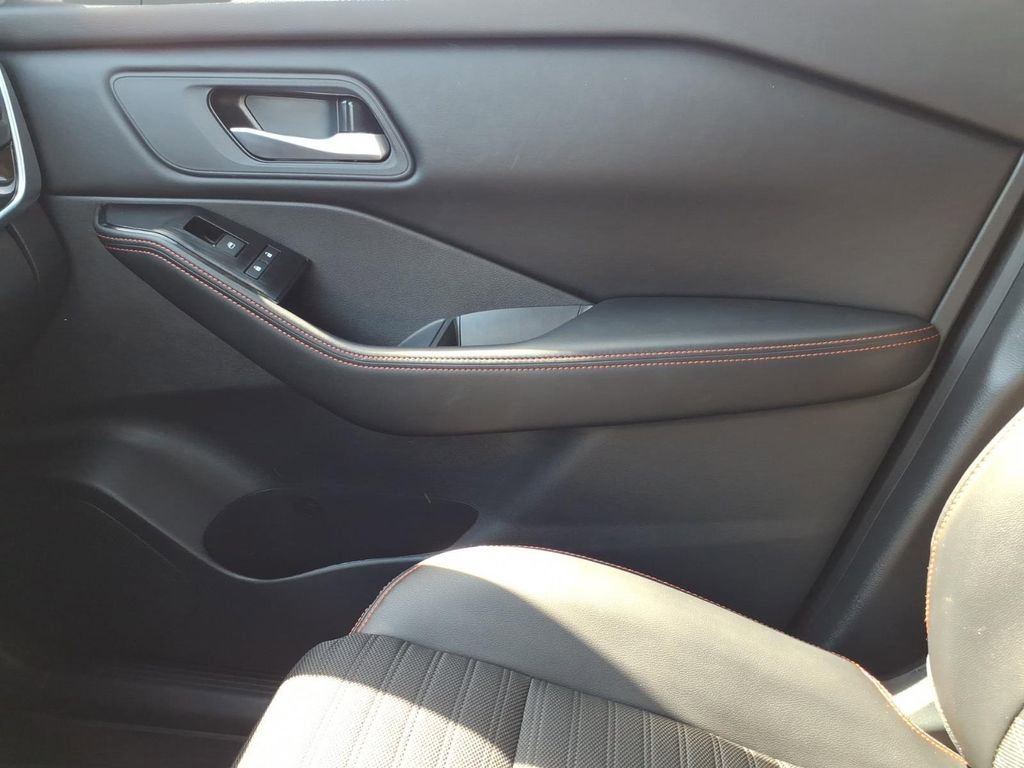 Used 2025 Nissan Rogue SV image 25