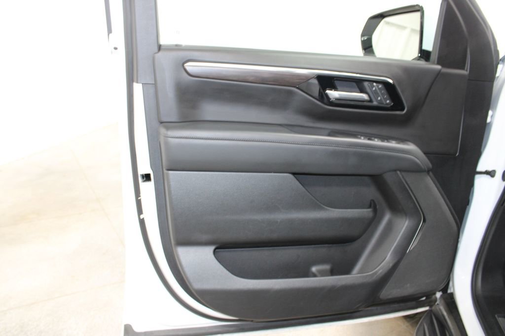 Used 2025 Chevrolet Suburban LT RWD image 21