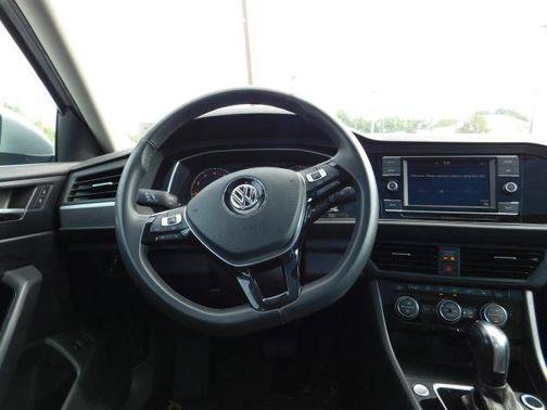 Used 2020 Volkswagen Jetta SE w/ SE Cold Weather Package FWD image 11