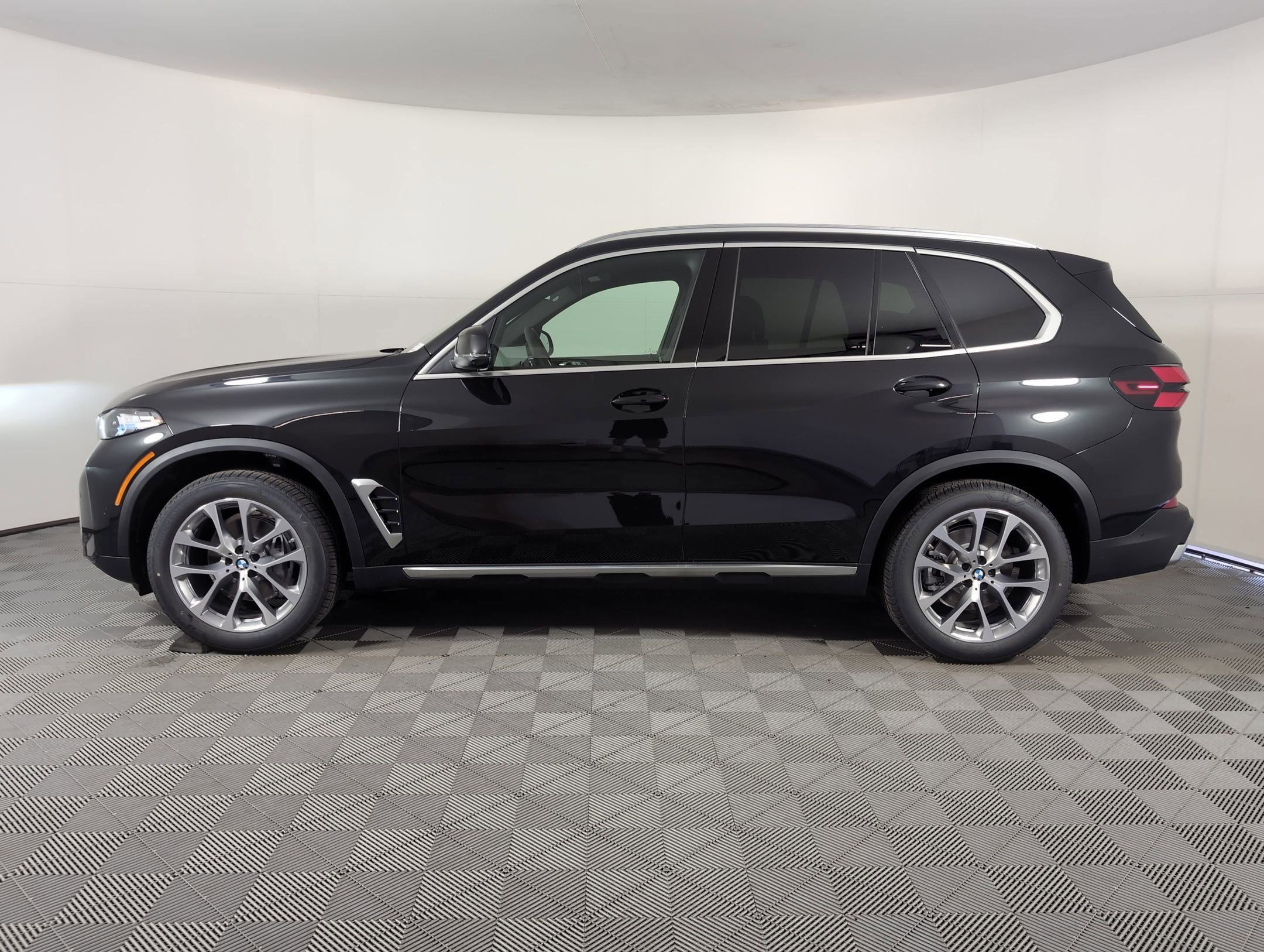 Used 2026 BMW X5 sDrive40i w/ Premium Package image 2