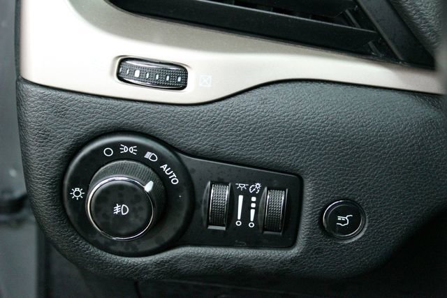 Used 2016 Jeep Cherokee Latitude w/ Comfort & Convenience Group AWD/4WD image 14