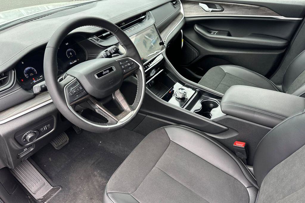 New 2026 Jeep Grand Cherokee L 2WD image 10