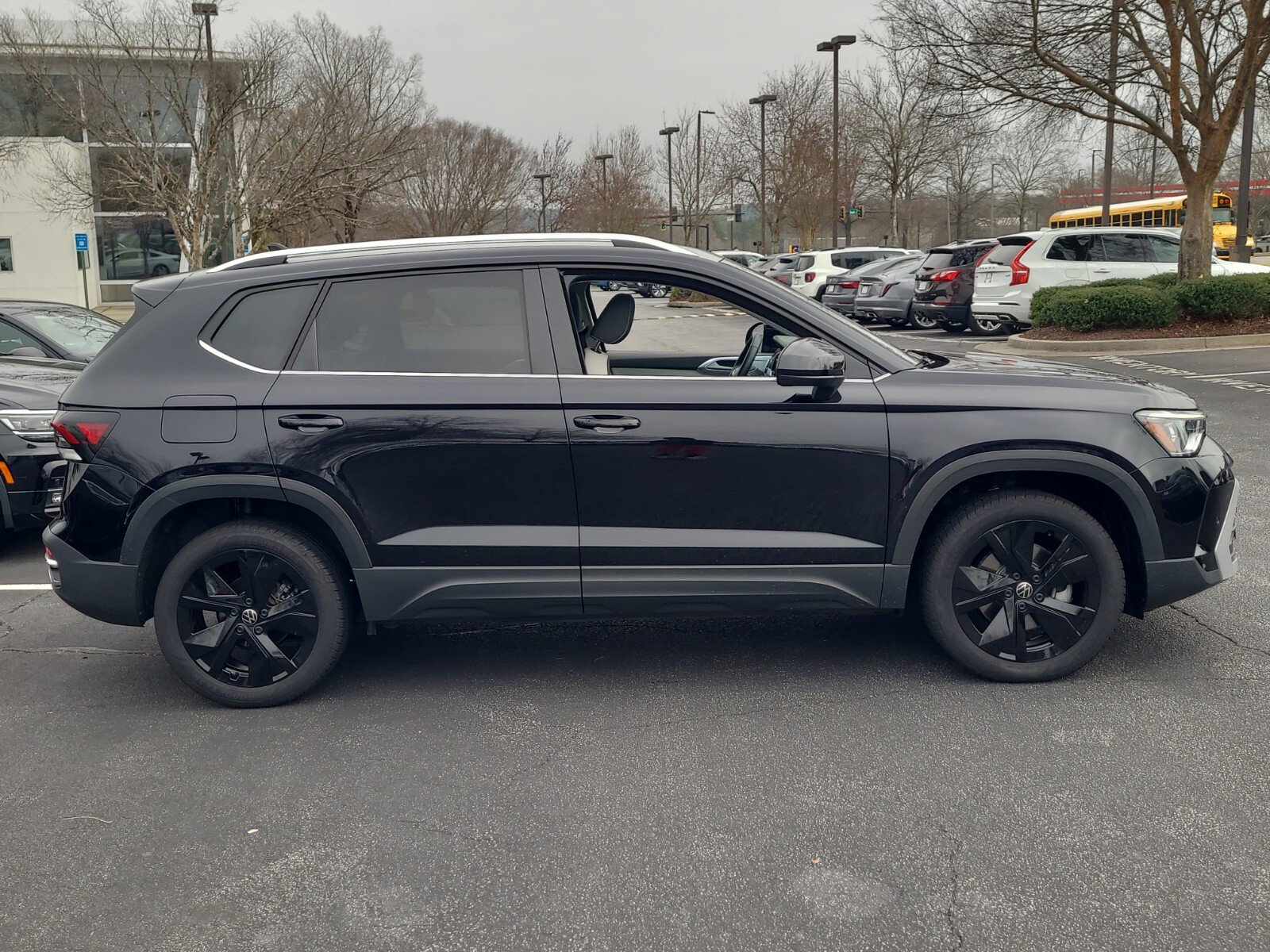 Certified 2025 Volkswagen Taos SE image 4