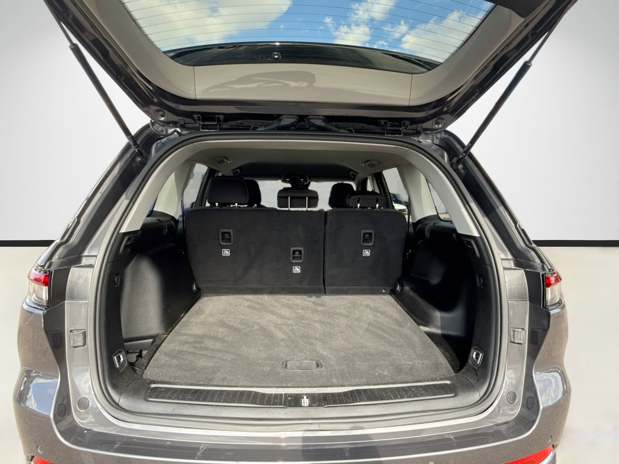 Used 2024 Jeep Grand Cherokee Laredo image 12