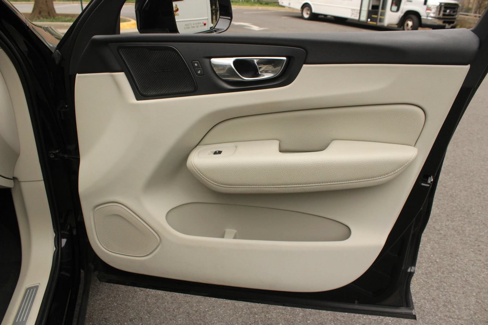 Used 2019 Volvo XC60 T5 Momentum w/ Multimedia Package AWD/4WD image 29