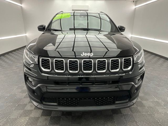 Used 2025 Jeep Compass Latitude image 2