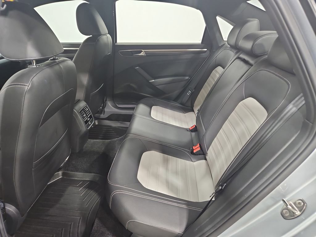 Used 2018 Volkswagen Passat 3.6 image 24